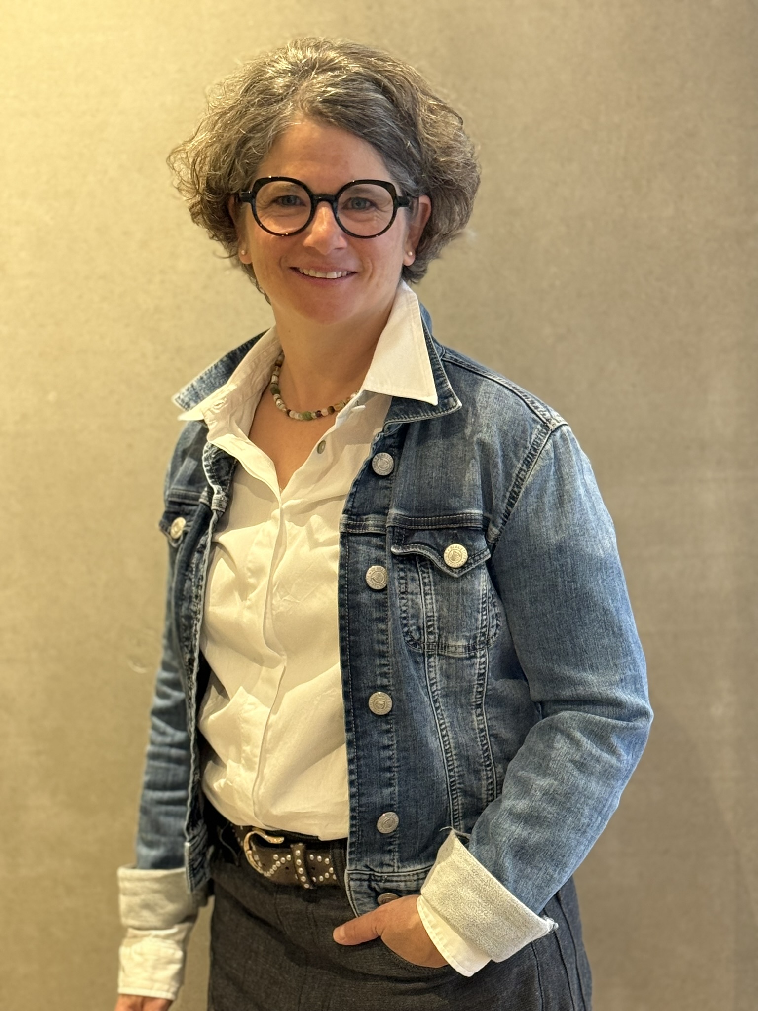 Ich bin Dalia Ogris-Quaresima, bewege mich leidenschaftlich gerne und freue mich jedes Mal, wenn ich Menschen in ihrer Entwicklung zu ihrem neuen Sein begleite. Es erfüllt mich zu sehen, wie sie in ihre Kraft kommen und mutig ihre Selbstbestimmung leben. Privat bin ich glücklich verheiratet und Mutter von drei wunderbaren Söhnen. Gemeinsam haben wir schon viele schöne Erfahrungen gesammelt und sind durch stetige Veränderungen gewachsen.